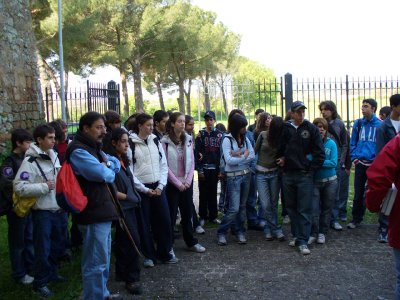 Una parte di studenti romani
in visita a Falerii Novi
il 20 aprile 2006
(37346 bytes)